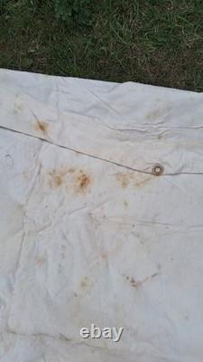 Ancien grand tente en toile et ancien sac en cuir nécessitent une restauration