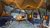 Camping De Luxe Massif Sous Tente Chaude Sous Une Temp&ecirc;te De Pluie