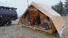 Camping Sous Tente Chaude En Hiver Dans La Neige Avec Des Chiens