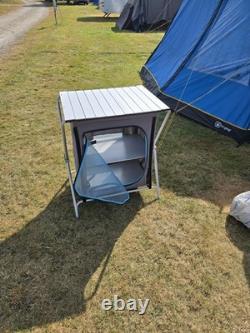 Tentes et matériel de camping. Ensemble. Lot de travail.