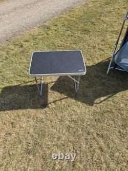 Tentes et matériel de camping. Ensemble. Lot de travail.