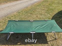Tentes et matériel de camping. Ensemble. Lot de travail.