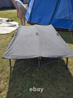 Tentes et matériel de camping. Ensemble. Lot de travail.